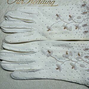 Vintage 1950s -1960s short beaded gloves white